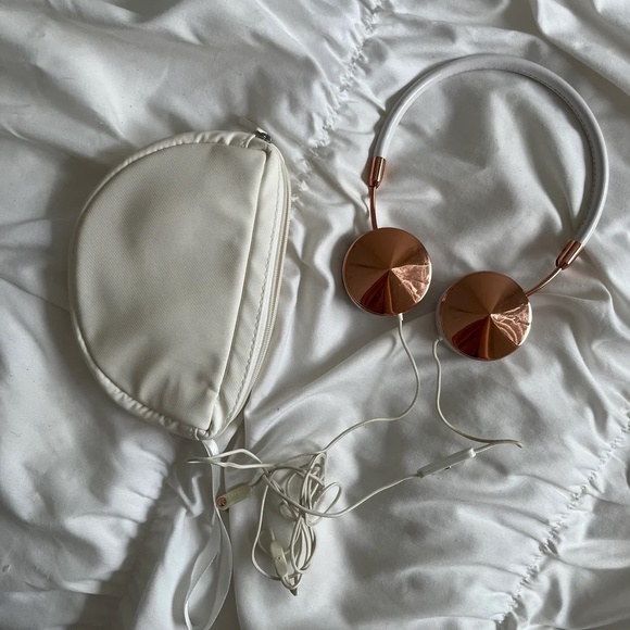 FRENDS Rose Gold Layla Over Ear Headphones - Picture 3 of 6